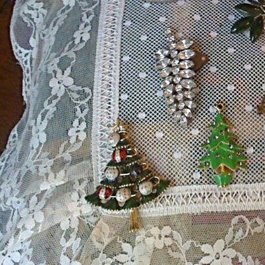 Christmas tree broches image